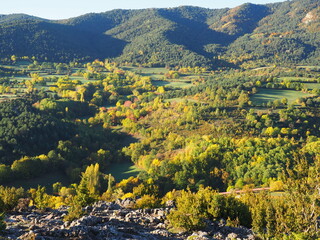 los valles del bonito pueblo de bonansa a los pies de las montañas de los pirineos de huesca mostrando sus bellos colores en otoño, españa, europa
