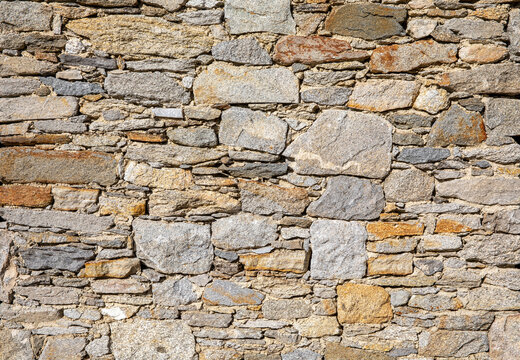 Mur en pierre de granit d'une vieille maison.