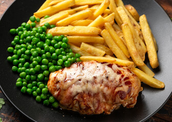 English Pub Classic Hunters Chicken with green peas and potato fries