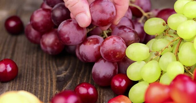 Tear off a red grape berry on the table, harvest a large-sized red crop