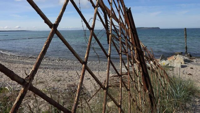 Alter Metallzaun an der Ostseek&uuml;ste bei Dranske, Insel R&uuml;gen, Deutschland