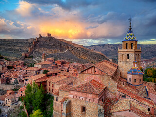 Fototapeta na wymiar Views of Albarracin with its cathedral in the foreground.