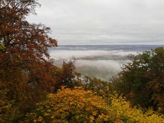 Blick vom Kyffhäuser Denkmal im Nebel im Herbst