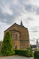 Fototapeta na wymiar Ansicht der Kirche vom Friedhof in Wülfrath aus