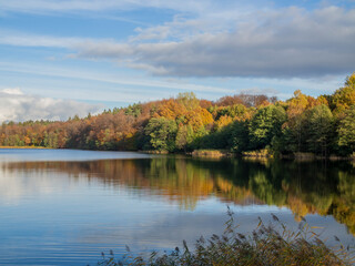 Fototapeta na wymiar pejzaż jesienny nad jeziorem