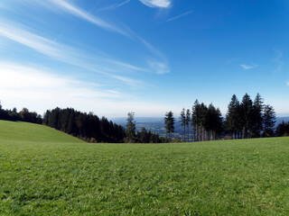 Hotzenwald im Südschwarzwald. Entlang Holzenpfad. Wunderbares Panorama über das Rheinthal vom Heuberg und dem Flugplatz Hütten
