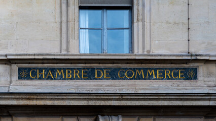 Enseigne sur laquelle est écrit "Chambre de Commerce", Paris, France. Une chambre de commerce est chargée de représenter les intérêts des entreprises commerciales, industrielles et de services