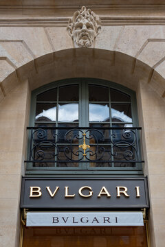 Paris, France - 23 octobre 2022: D&eacute;tail de la boutique Bulgari situ&eacute;e Place Vend&ocirc;me &agrave; Paris. Bulgari est une soci&eacute;t&eacute; italienne sp&eacute;cialis&eacute;e dans la bijouterie, l'horlogerie et le luxe