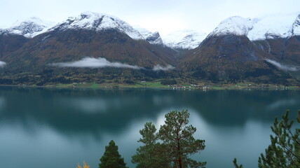 Fototapeta premium Berge, Fjord und Baumwipfel in Norwegen