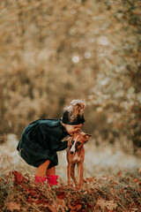 Mała dziewczynka przytula mocno psa