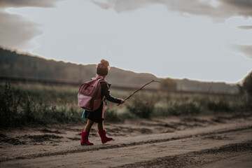 Mała dziewczynka idzie sama do szkoły - obrazy, fototapety, plakaty