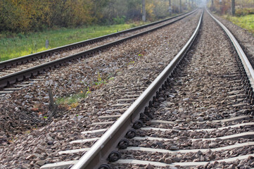 Widok na torowisko kolejowe jesienią z bliska. - obrazy, fototapety, plakaty