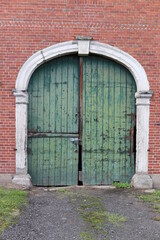 Holztür in einer Scheune.