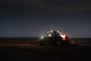 Photo sur Plexiglas Tracteur Tractor preparing land with seedbed cultivator