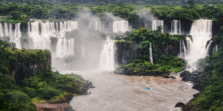 Quedas de Foz do Iguaçu, parque nacional do iguaçu com barco próximo da cachoeira