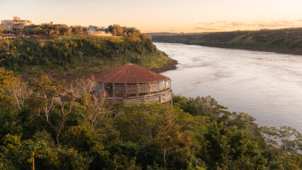 Tríplice fronteira, rios Iguaçu e Paraná que dividem Brasil, Argentina e Paraguai no por do Sol. Foz do Iguaçu