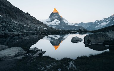 Verticaal schot van een meer dat de Matterhorn-bergtop in Zwitserland weerspiegelt