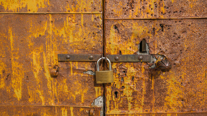 Detalle de cerradura de portón de antigua ermita de montaña de 1880