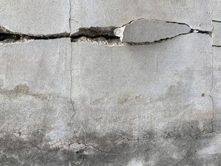 裂けた壁