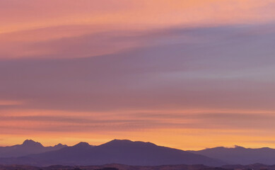 Fototapeta na wymiar Rosso tramonto sopra i monti Appennini