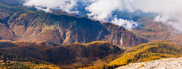 日光白根山から見える紅葉した山の風景