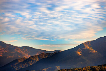 Fototapeta na wymiar 清々しい朝日を浴びた山の風景