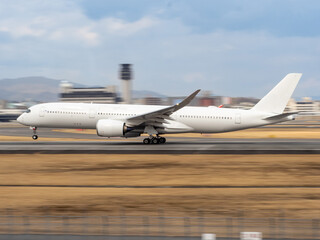 離陸するエアバスA350
