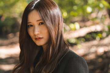 Fototapeta premium 森を散策する女性