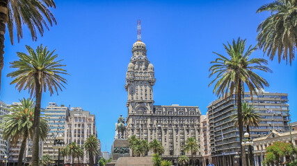 Fototapeta na wymiar Plaza Independencia, Independence square, in Montevideo, Uruguay, South America