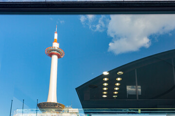 Obraz premium Sunny view of the Kyoto town reflection in a window