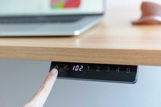 Hand adjustment Ergonomic electric desk or Adjustable height table when working long time for Good posture to avoid Office syndrome, Back Pain, shoulder ache, scapular, fibromyalgia, Neck, piriformis