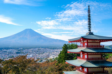 Fototapeta premium 山梨県富士吉田市新倉山からの五重塔と富士山