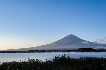 Obraz premium 早朝の山梨県河口湖と富士山
