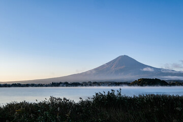 Fototapeta na wymiar 早朝の山梨県河口湖と富士山