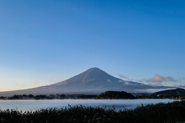 Fototapeta premium 早朝の山梨県河口湖と富士山