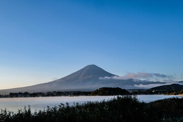 Fototapeta premium 早朝の山梨県河口湖と富士山