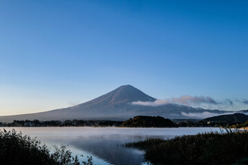 早朝の山梨県河口湖と富士山