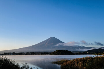 早朝の山梨県河口湖と富士山