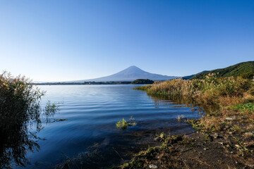 早朝の山梨県河口湖と富士山