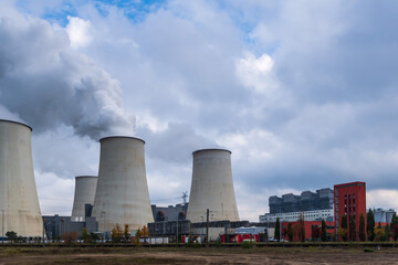 Fototapeta premium Wasserdampf steigt aus den Schornsteinen in einem Kohlekraftwerk