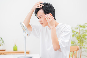 スプレーでヘアセット理想のメンズスタイルを長時間キープする方法|Hair Salon Arsham