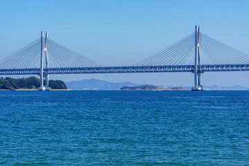 日本の瀬戸内海に掛かる瀬戸大橋の写真