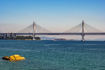 日本の瀬戸内海に掛かる瀬戸大橋の写真