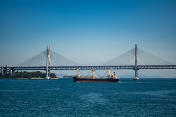 日本の瀬戸内海に掛かる瀬戸大橋の写真