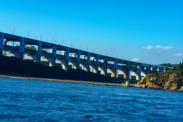 Obraz premium 日本の瀬戸内海に掛かる瀬戸大橋の写真