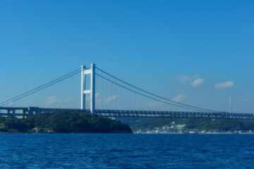 日本の瀬戸内海に掛かる瀬戸大橋の写真
