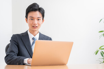 パソコン作業をする若い日本人男性