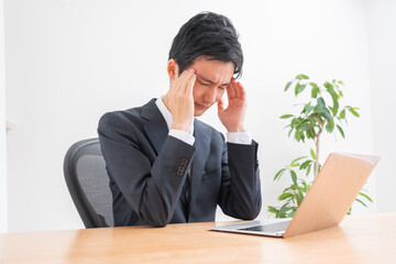 疲労を訴える日本人男性