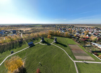 Fototapeta na wymiar panoramic view from a drone of ancient buildings and fields and forests against the backdrop of autumn colors in Suzdal