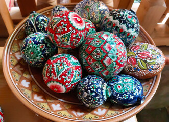 Ceramic bowl with floral motifs and hoopoe and stare. Rischtan. Uzbekistan.